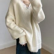 Resim Kadınların Zarif V-Yaka Kazakları, Kontrast Dantel Detaylı - Yumuşak Bej Sonbahar/Kış Kazak, Şık Kıyafetlere Uygun, Rahat Sonbahar Modası Üstü, Dantel Detaylı, Dayanıklı Örgü Kazak 