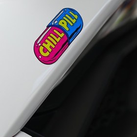 Resim Motosikletler için su geçirmez mavi ve kırmızı renkli arabalar için etiketler, yansıtan bagaj etiketleri, not defterleri ve skeletboardlar için özelleştirilmiş değişiklikler, motosiklet camları için süs etiketleri, çizgi film temalı araç süsleri ve motosiklet etiketleri. 