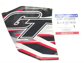 Resim MODENAS GT135 DIŞ DİZLİK GT ETİKETİ KIRMIZI SOL ORJİNAL 