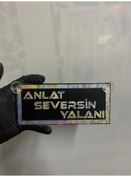 Resim Siyah Renk Üzeri Hologram Renk Anlat Seversin Yalanı Yazılı Vantuzlu Cam Süsü 