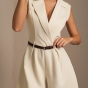 Resim Şık Kolsuz Tulum ve Blazer Yaka - Dar Kesim, Düz Renkli, Yüksek Bel Şortlu Kadın Tulumu, Ofis veya Günlük Giyim için, Çentikli Yaka Tasarımı, Sofistike Kumaş, Yapısal Görünüm 