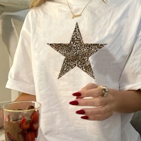 Resim Kadınların Altın Yıldız Baskılı Beyaz Vintage Etkili T-Shirt'i - Kısa Kollu, Yuvarlak Yaka, Geometrik Desen, Yazlık Rahat Üst, Rahat Yazlık Üst|Yıldız Baskılı Üst|Konforlu Kesim, Bayan T-Shirt'ler 