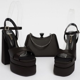 Resim E&L Company 15,5cm Siyah saten çift platformlu, çantasıyla birlikte takımdır 