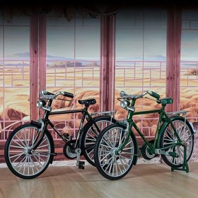 Resim 1:10 Ölçeğinde Vintage Miniatur Bisiklet Modeli - Siyah ve Yeşil Detaylarla Alaşım Koleksiyonu, Manuel Kurulum, Masaüstü Dekoru, Ev ve Ofis Gösterimi için İdeal, Tatiller ve Özel Günler için Mükemmel Hediye 