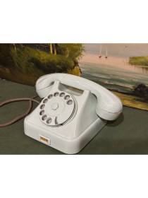 Resim TT Aykırı Renk Antika Çevirmeli Masa Telefonu. 