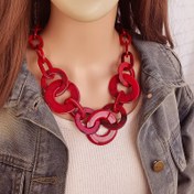 Resim Kadınlar İçin Cesur Geometrik Yuvarlak Akrilik Kalın Kolye - Canlı Kırmızı Çok Katmanlı Zincir, Günlük Kullanım ve Partiler için Hafif Dayanıklı Takı, Öğretmenler Günü, Mezuniyet, Parti Aksesuarları, Renkli Moda Parçası 