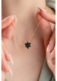 Resim Nereze 925 Ayar Gümüş Siyah Taşlı Lotus Çiçeği Kolye 