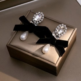 Resim Zarif Siyah ve Beyaz Yay Püskül Sahte İmitasyon İnci Klipsli Küpeler - Delme Gerektirmez, Partiler, Müzik Festivalleri ve Sevgililer Günü Hediyeleri için Mükemmel, Parti Aksesuarları | Lüks Klipsli Küpeler | Sentetik Taşlar, İmitasyon İnci Küpeler 