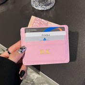 Resim Kişiye Özel İsim & Baş Harf 3D Oymalı Liçi Desenli Sentetik Deri Kartlık - Ultra İnce Minimalist Pembe Kadın Cüzdanı, Kişiselleştirilmiş Monogram Hediyesi, Şık Aksesuar, Zarif İşçilik, Lüks Dokunuş, Moda Tutkunları İçin Yüksek Kalite Bitiş 