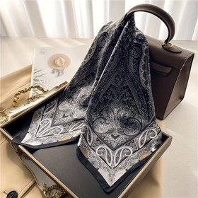 Resim Erkekler için Vintage Paisley Saten Bandana - 70cm x 70cm, Siyah ve Altın, Sokak giyim, Rahat Geziler, Tarihler ve Plaj Günleri için Çok Yönlü Boyunlu Bandana, Boyun Giyim | Vintage Paisley Deseni | Saten Bitiş, Vintage Bandana 