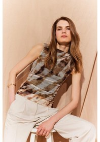 Resim DeFacto Slim Fit Dar Kesim Batik Bisiklet Yaka Tül Kolsuz Bluz E8471AX25SPBG130 