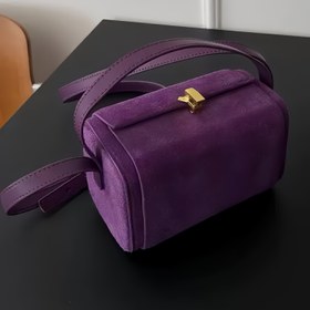 Resim Kadınlar İçin Vintage Fransız Esintili Koyu Mor Çapraz Askılı Çanta - Ayarlanabilir Kayış ve Altın Tonlu Toka Kapatma, Zengin Bordo Benzeri Lüks (Yıkamaya Uygun Değil), Seyahatler ve Düğünler için Geniş İç Mekan, Şık Fransız Tasarım 