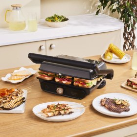 Resim Karaca Gastro Grill Glass 2400W Tost ve Izgara Makinesi Walnut Brown 6 Dilim Kapasiteli 