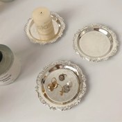 Resim İki farklı özellikte mevcut: 3'lü veya 1'li. Bu gümüş Avrupa tarzı lüks metal tepsi, vintage mini mücevher sergileme özelliği ile aksesuarlar, mumlar için bir tepsi olarak veya öğleden sonra çay fotoğraf çekimleri için bir aksesuar olarak kullanılabilir. Mücevher Tepsileri 