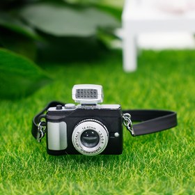Resim 1 adet Mini Siyah Kamera ile Kayış - Gerçekçi Minyatür Aksesuar, Kreatif Fotoğrafçılık Aksesuarı | Moda Retro Stil Plastik Bebek Evi Dekorasyonu | Vintage Tasarım, Yenilikçi Fotoğrafçılık Aksesuarı | Bebek Evi Kamera | Dayanıklı Plastik 