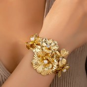 Resim Kadınlar için Zarif Altın Tonlu Çiçek & İnci Bilezik - Vintage Esintili Metal Çiçek Tasarımı ile Sahte İnciler, Günlük Kıyafetler için Mükemmel, İnci Takı 