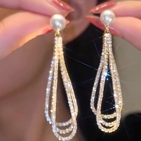 Resim 1 Çift Avrupa ve Amerikan Fransız Tarzı Benzersiz Lüks Tasarım Zincir Cam Kakma İmitasyon İnci Bakır Malzeme Takı Kadınlar için Tatil Yemeği Giyilebilir Moda Küpeler 