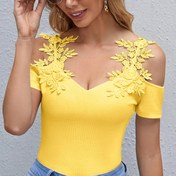 Resim Kadınlar İçin Yaz Modası Omuzları Açık Dantel Çiçekli Kısa Kollu Üst - Parlak Sarı Polyester Karışımı ve Esneklik için Elastan - Makinede Yıkanabilir & Kuru Temizlemeye Uygun - Brunch ve Plaj Gezileri İçin Mükemmel 