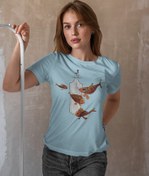 Resim Şişede Balık Avı Kadın Tişört 