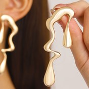 Resim Kadınlar İçin Cesur ve Minimalist Sıvı Altın Tonlu Metal Düzensiz Geometrik Küpe Çifti - Tatlı Edgy Tarz, Parti ve Günlük Kıyafetler için Çok Yönlü, Yıl Boyu Moda Takısı, Sevimli Küpeler, Partiye Uygun Aksesuarlar, Trendy Mücevherler, Dayanıklı Takılar, Şık Aksesuarlar, Mücevher Tutkunları 