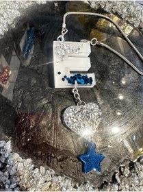 Resim schkırt E Harf Beyaz Zemin Üzeri Gümüş Lacivert Pullu Epoksi Dikiz Ayna Süsü Hediyelik 