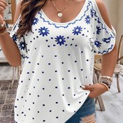 Resim Büyük Beden Kadınlar İçin Omuz Açık Çiçek Desenli Tişört - Rahat V Yaka, Kısa Kol, Polyester, Mavi ve Beyaz Puantiye Deseni ile Çiçek Detayları, Bahar/Yaz/Güz Modası, Rahat Yaz Kıyafeti | Çiçek Desenli Üst | Orta Esneklikte Kumaş 