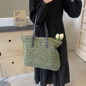 Resim Kadınlar için bir düz renkli hasır dokuma omuz çantası, geniş ve günlük seyahat için mükemmel, aynı zamanda plaj çantası olarak da uygun, hafif ve kullanışlı. 