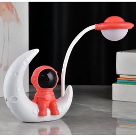 Resim Coverzone Ayda Oturan Astronot Tasarımlı Masa Ve Gece Lambası Dekoratif Hediyelik Çalışma Ve Çocuk Odası 