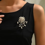Resim Bir Benzersiz Tasarım İçeren, Fransız Zarafetiyle Formal Etkinliklerde Uygun, Gelinler, Gelinler ve Gelinler Tarafından Giyilebilecek, Sevgililer Günü, Anneler Günü ve Uluslararası Kadınlar Günü İçin İdeal Bir Bohem Tarzı Moda Broş. Günlük Partiler ve Balerilerde Kadınlar Tarafından Giyilebilecek İdeal Bir Vintage Stil Moda Broş. 