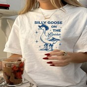 Resim Kadınlar için Vintage Grafikli Tişört - Yıldızlarla "Silly Goose on Loose" Baskılı, Yumuşak Yuvarlak Yaka Kısa Kollu Yazlık Tee, Makinede Yıkanabilir Günlük Üst, Bayanlar için T-Shirtler, Eğlenceli Baskılı Gömlek, Dayanıklı Rahat Giyim 