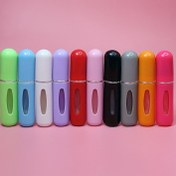 Resim 10 adet 5Ml Mini Parfüm Sprey Şişeleri, Taşınabilir Plastik Parfüm Doldurulabilir Kaplar, Seyahat, Sıvı Depolama için Uygun, Çeşitli Renklerde Mevcut. 