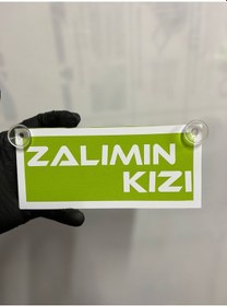 Resim Yeşil Renk Üzeri Beyaz Renk Zalımın Kızı Yazılı Vantuzlu Cam Süsü 