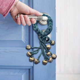 Resim Yeşil & Siyah Cadı Zilleri - Kapı Kolu için Metalik Çanlı Kumaş Asma Süs, Pilsiz Wiccan Dekoru, Ev Koruma ve Pozitif Enerji Hediyesi, Halloween, Yeni Eve Taşınma, El İşi İçin Ziller, Giriş Koruma, Detaylı Düğüm İşlemeli Kapı Süsü 