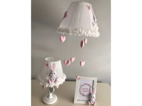 Resim Keçeli Parti Hayalleri Bebe Çocuk Odası Avize Abajur ve Çerçeve Tavşan Açık Pembe Beyaz Set 