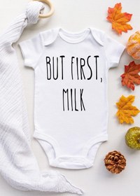 Resim Genel Markalar Unisex Bebek Beyaz But First Milk Önce Süt Çıtçıtlı Kısa Kol Body Zıbın 
