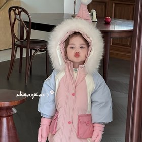 Resim Kızlar İçin Kışlık Kapüşonlu Pembe Mavi Beyaz Renk Blok Desenli Kalınlaştırılmış Uzun Kollu Polyester Ceket, Fermuarlı Ön ve Kabartmalı Manşetlerle Sıcaklık ve Konfor, Mevsimlik Giyim, Soğuk Hava İçin Şık Dış Giysi, Rahat Astarlı Moda Mont 