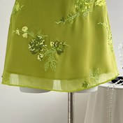 Resim Kadınlar için şık çiçek desenli mini etek - Yeşil ve beyaz çiçek desenleri, hafif polyester, yaz için mükemmel, günlük ve resmi giyim, günlük yaz giyim | Çiçek desenli işleme | Hafif etek 