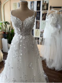 Resim ABAD.HANDMADE 3boyut çiçek detaylı drapeli helen gelinlik 