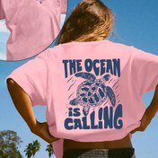 Resim Kadınlar için Rahat T-Shirt, Kaplumbağa ve Okyanus Grafikli - "Okyanusun Sesini Dinle" Baskısı, Kahverengi Şort ve Kahverengi Şapka, Plaj Tatilleri, Bahar ve Yaz Kısa Kollu Yuvarlak Yaka Üstü, Plaj Tatili Giyimleri | Rahat Kesim Gömlek | Konforlu Kesim 
