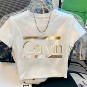 Resim Y2K Tarzı Kadınlar için Yumuşak Çok Yönlü Calvin Monogramlı Tişört - Canlı Kırmızı Altın Vurgularıyla, Metalik CALVIN Yazılı, Hafif İlkbahar/Yaz Üst Giysisi, Makinede Yıkanabilir 