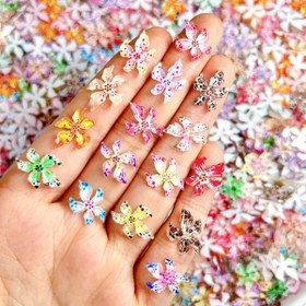 Resim 30 adet Karışık 3D Reçine Gradyan Renkli Şeffaf Lili Tırnak Sanatı Süsleme Garip Tarz Lekeli Çiçek Tırnak Büyüleri Erkek Manikür DIY için 