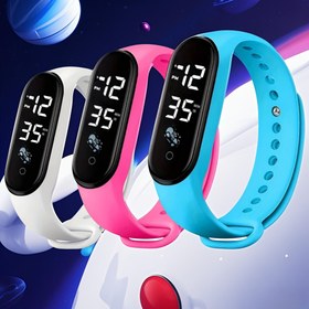 Resim 3 adet müşteriler erkek ve kadınların moda akıllı elektronik saatlerini seviyorlar, fitness, dağ tırmanışı, açık hava sporları, öğrenme için uygun ve önerilen tatil hediyeleri 