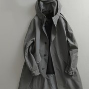 Resim Erkekler İçin Orta Boy Kapüşonlu Rüzgarlık Ceket - Ayarlanabilir Kapüşonlu Hafif Günlük Mont, Premium Gri Minimalist Tasarım İlkbahar & Sonbahar için, Çok Yönlü Şehir Stili Dış Giyim, Şık Siluet, Zarif Bitiş, Modern Gardırop 