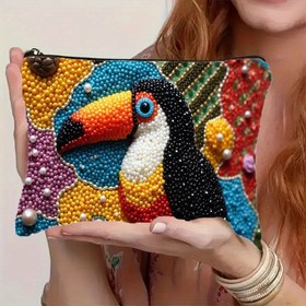 Resim Büyük Gözlü Tukan Kuşu Boncuklu Çanta - Çok Renkli Boncuklar (Turkuaz, Sarı, Kırmızı, Siyah, Beyaz, Kahverengi) - Fermuarlı Kozmetik & Tuvalet Organizatörü - Hafif Seyahat Clutch Çantası - Kadınlar & Erkekler İçin Hediye - /Plaj/Tatil Aksesuarı - Boncuklu Gagalı & Ayaklı Dayanıklı Boncuk Tasarımı 