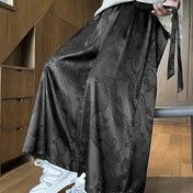 Resim Bahar ve Yaz için Unisex Bol Geniş Paça Etek Pantolon, Ejderha Desenli Jakarlı, Draping Hissi ile Yapılmış, Düz Kesim Dokuz Nokta Pantolon ile Özellikli. Erkekler için Elastik Bel Bantlı Rahat Pantolon, Bol Etek Pantolon Stili ile Tasarlanmış, Erkekler için Trendy Sokak Stiliyi Canlandırır. 
