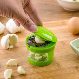 Resim Pileli Store 2 Farklı Bıçaklı Hazneli Kapaklı Pratik Sarımsak Soğan Rendesi 