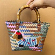 Resim Kadınlar için Renkli Çizgili Dachshund Dokuma Çanta – Trend PVC Plaj Çantası Bambu Saplı, Eğlenceli Köpek Tasarımı, Sadece Kuru Temizleme, Günlük Taşıma Çantası | Retro Dokuma Çanta | Dekoratif Detaylar 
