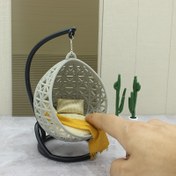 Resim Rustik Plastik Asılı Sandalye Modeli - Masalı Sonbahar Salıncak Miniatur, İncelikli Dokuma Tasarımı, Siyah Çerçeve ve Bej Yastık ile Ev Dekoru, Paskalya Gösterisi veya Kum Tepsi Oyun Seti için, Sandalye Dekoru, Kum Tepsi Aksesuarı, Dekoratif Miniatur, El Yapımı Görünüm 