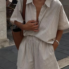 Resim Kadınların Şık Çizgili Şort Takımı - Düğmeli Gömlek, Rahat, Bol Kesim, Yarım Kollu, Tek Düğmeli, Bej ve Beyaz Çizgili, Yaz Tatilleri, Rahat Giyim İçin Mükemmel | Çizgili Şortlar | Düğmeli Gömlek 