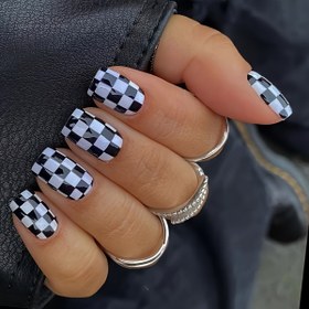 Resim 24 Parça Kısa Kare Siyah & Beyaz Kareli Satranç Tahtası Parlak Tırnak Uçları – Geometrik & Saf Renkli Pres-On Tırnak Seti, Sökülebilir Sahte Tırnak Kiti 